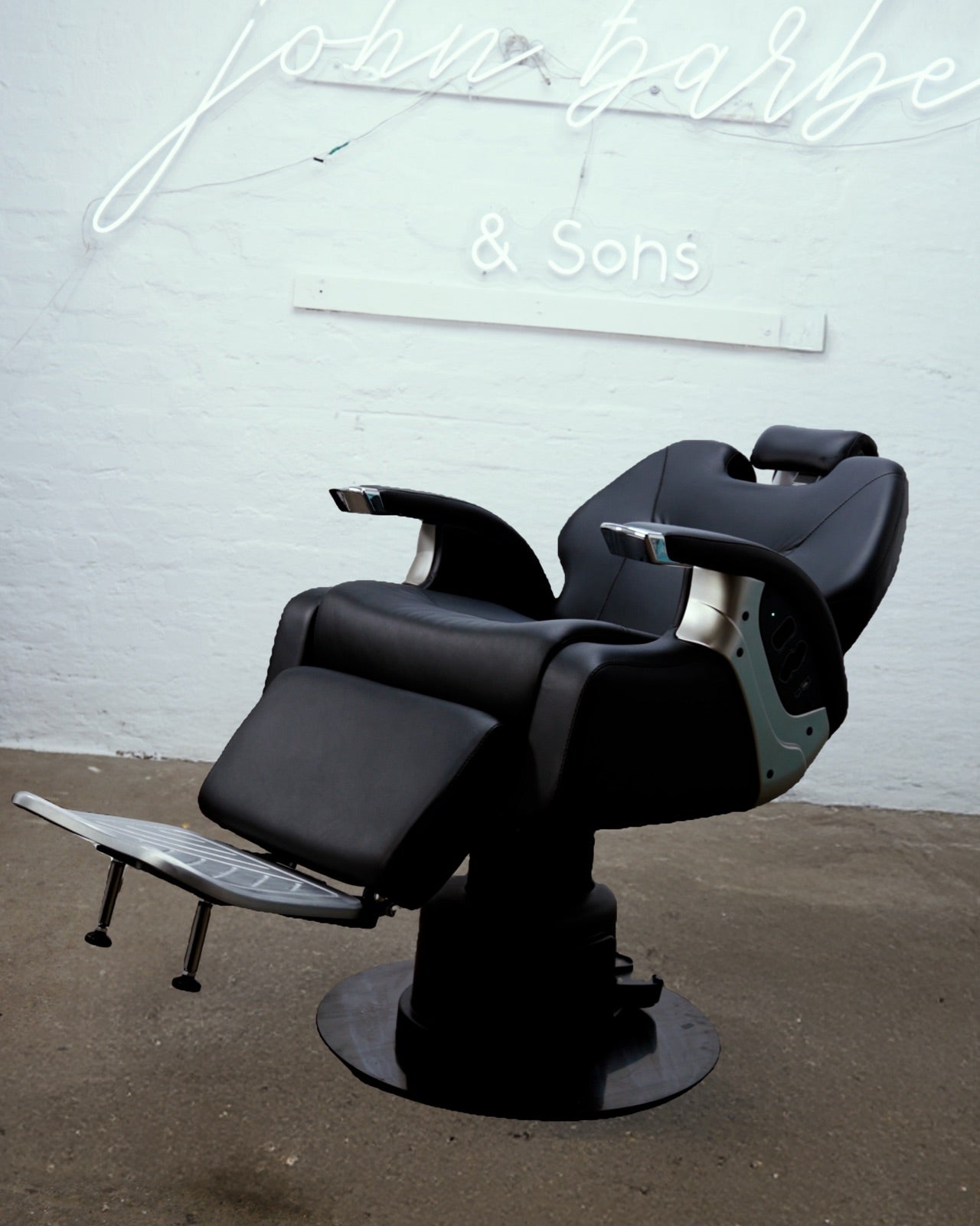 Evolution barber chair