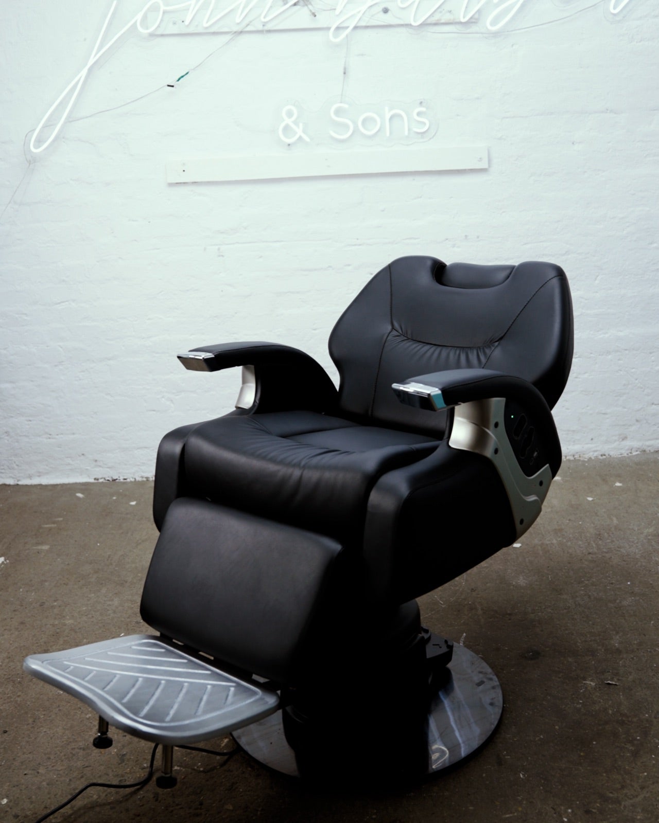 Evolution barber chair