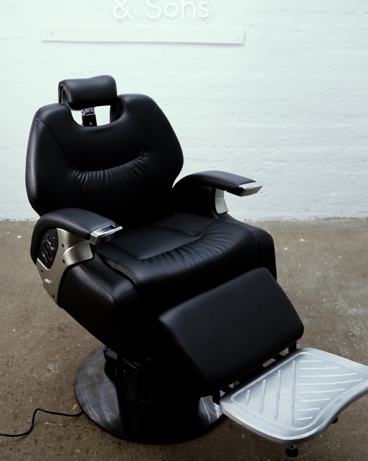 Evolution barber chair