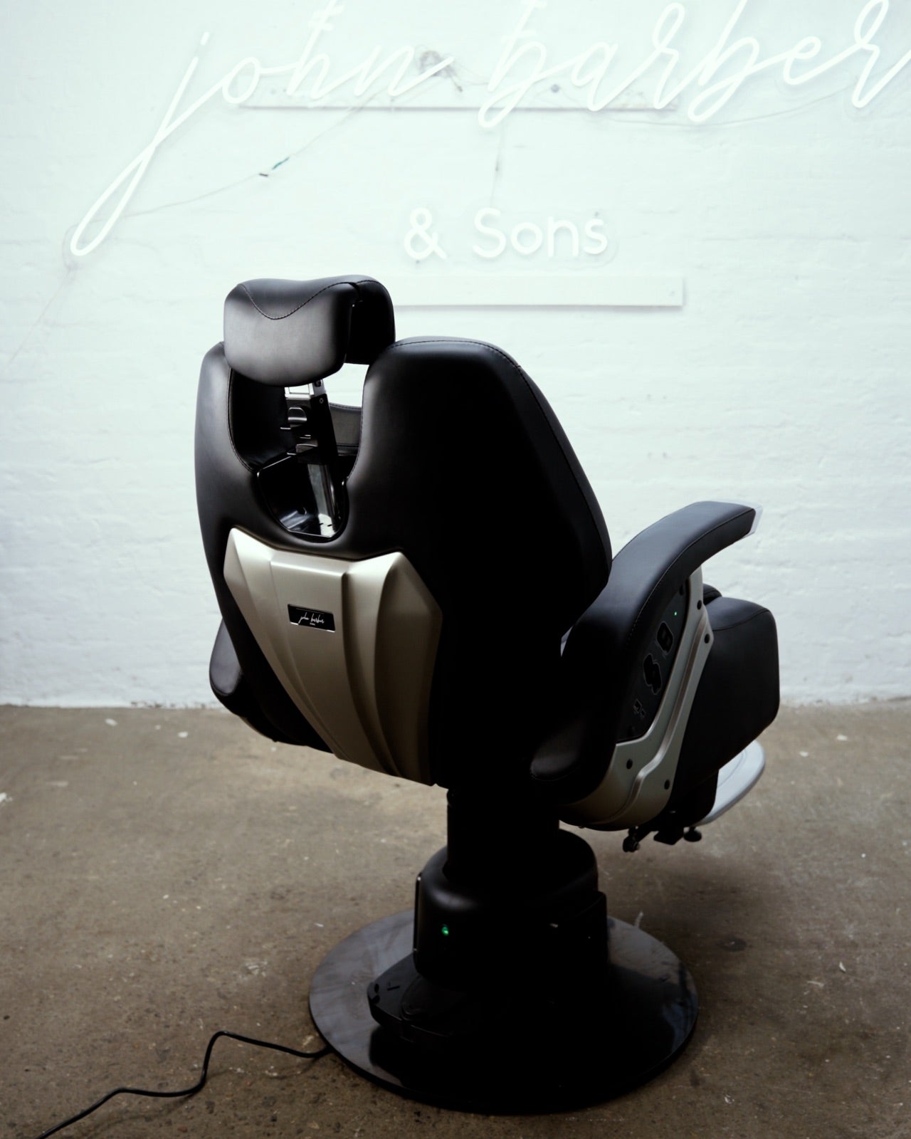 Evolution barber chair