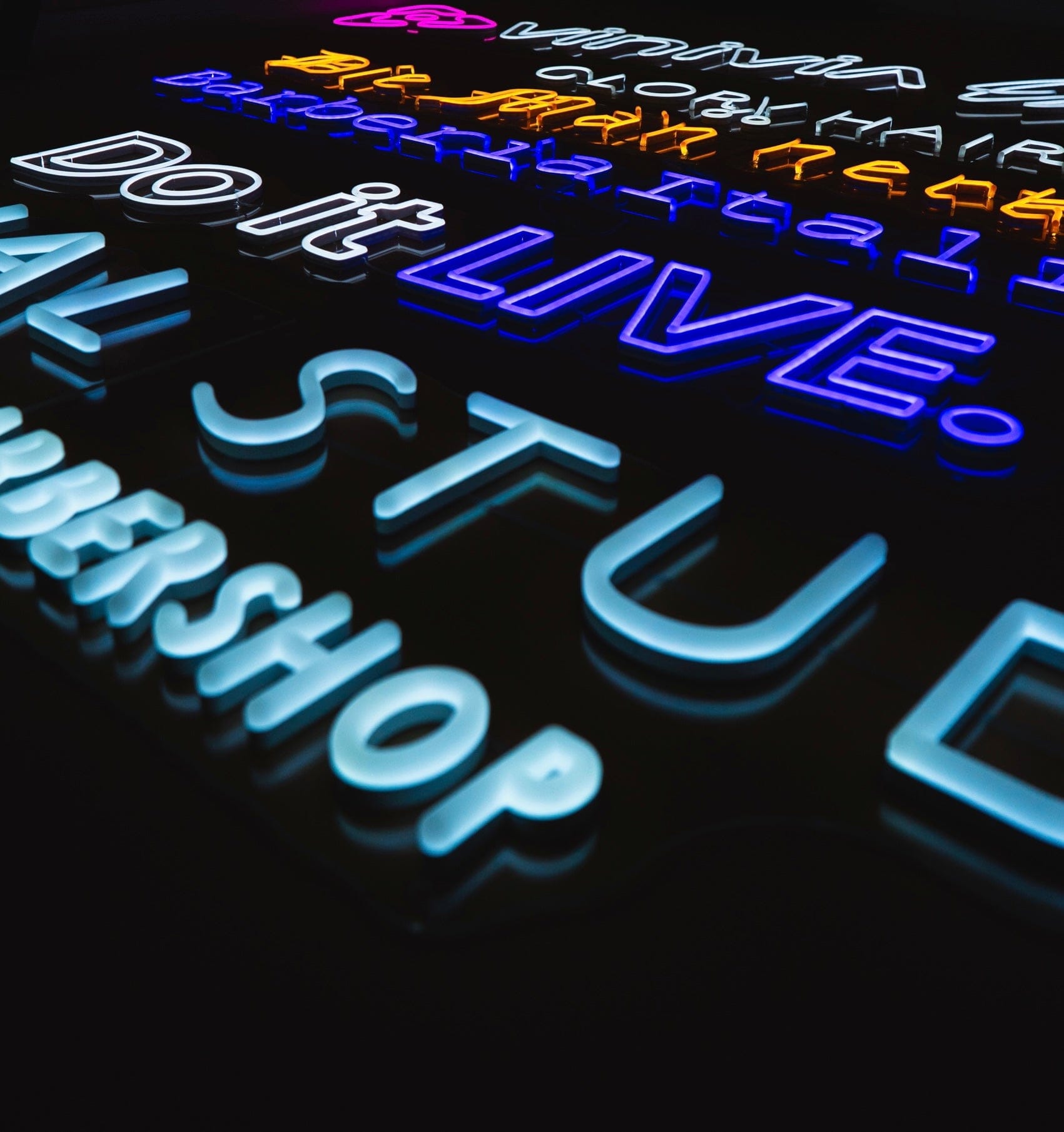 Logotipo Neon Signs & Lettering
