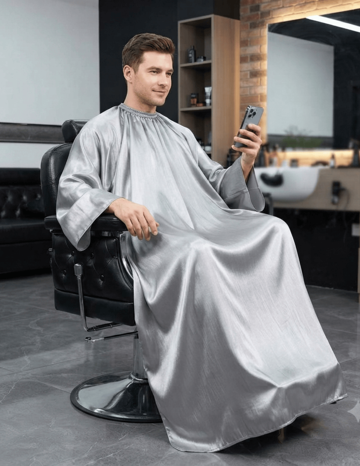 Premium satinbarberkappa med kimono-armöppningar och sidenlook – Utan logotyp | Frisörkappa & satinkappa