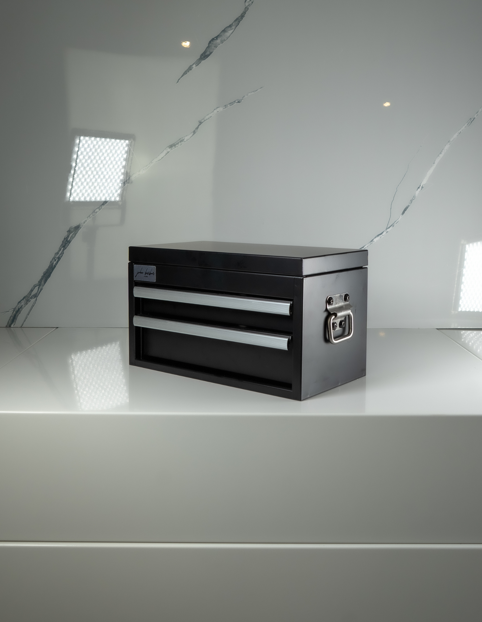 Mini zásuvka na pracovní desku – ideální pro holiče, kadeřníky a studia