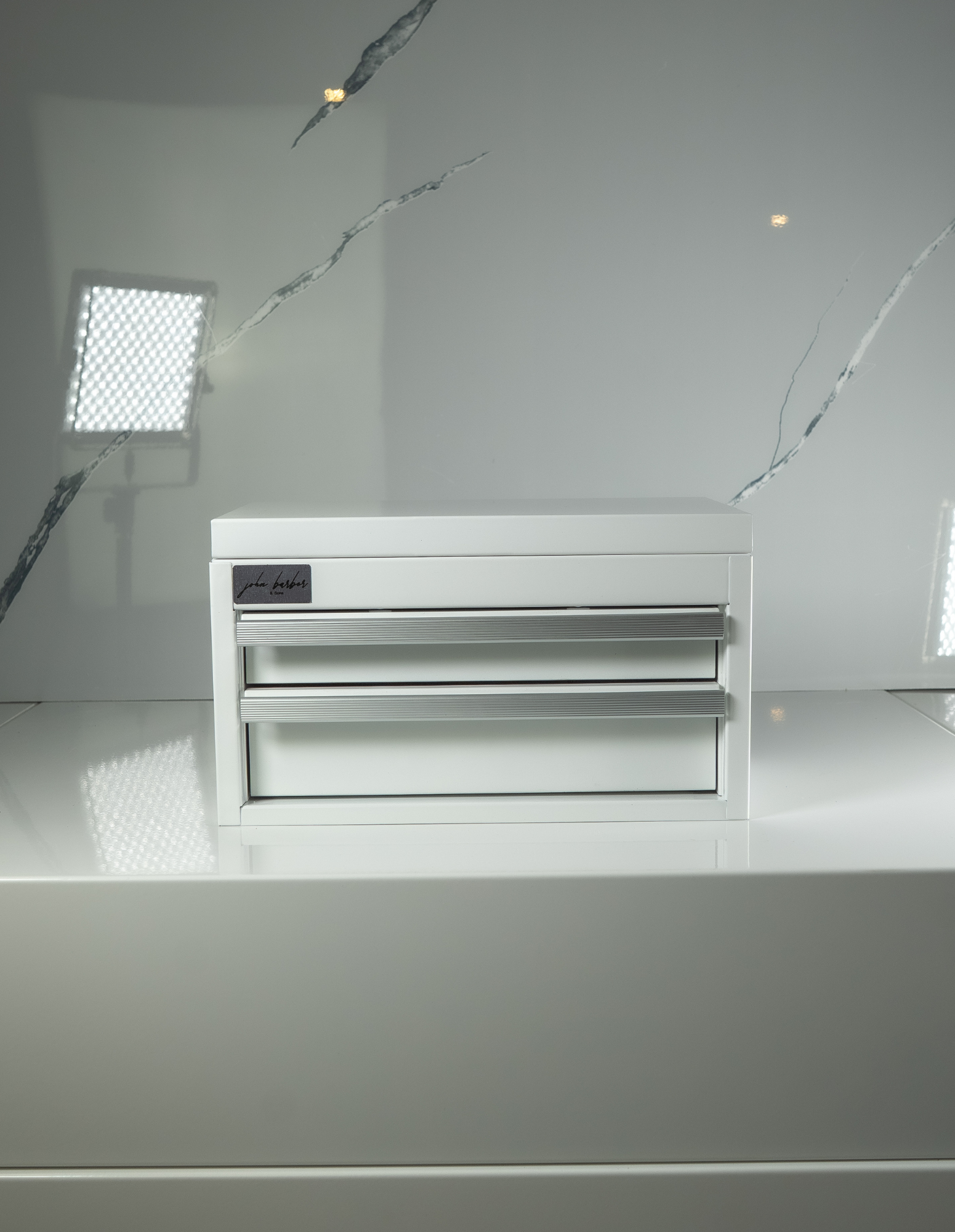 Mini zásuvka na pracovní desku – ideální pro holiče, kadeřníky a studia