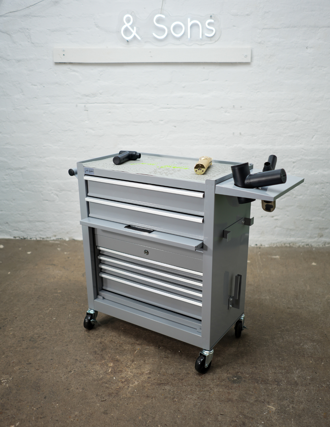 BARBER TROLLEY PRO – Κινητό καρότσι σε διάφορα χρώματα – Απολύμανση UV – Καρότσι κουρείου