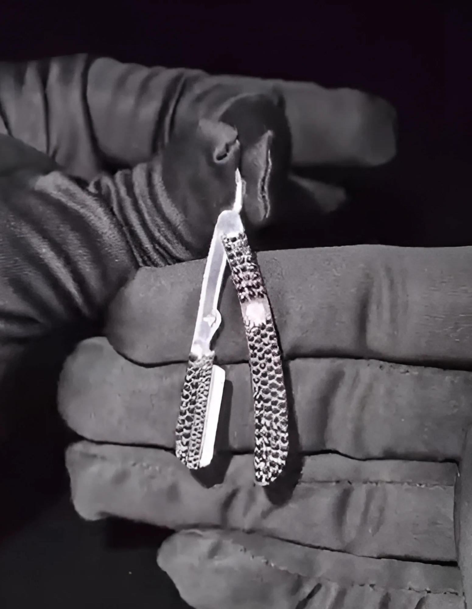 Barber Rasiermesser Kettenanhänger 925 Silber – Shaver Anhänger mit CZ Steinen.