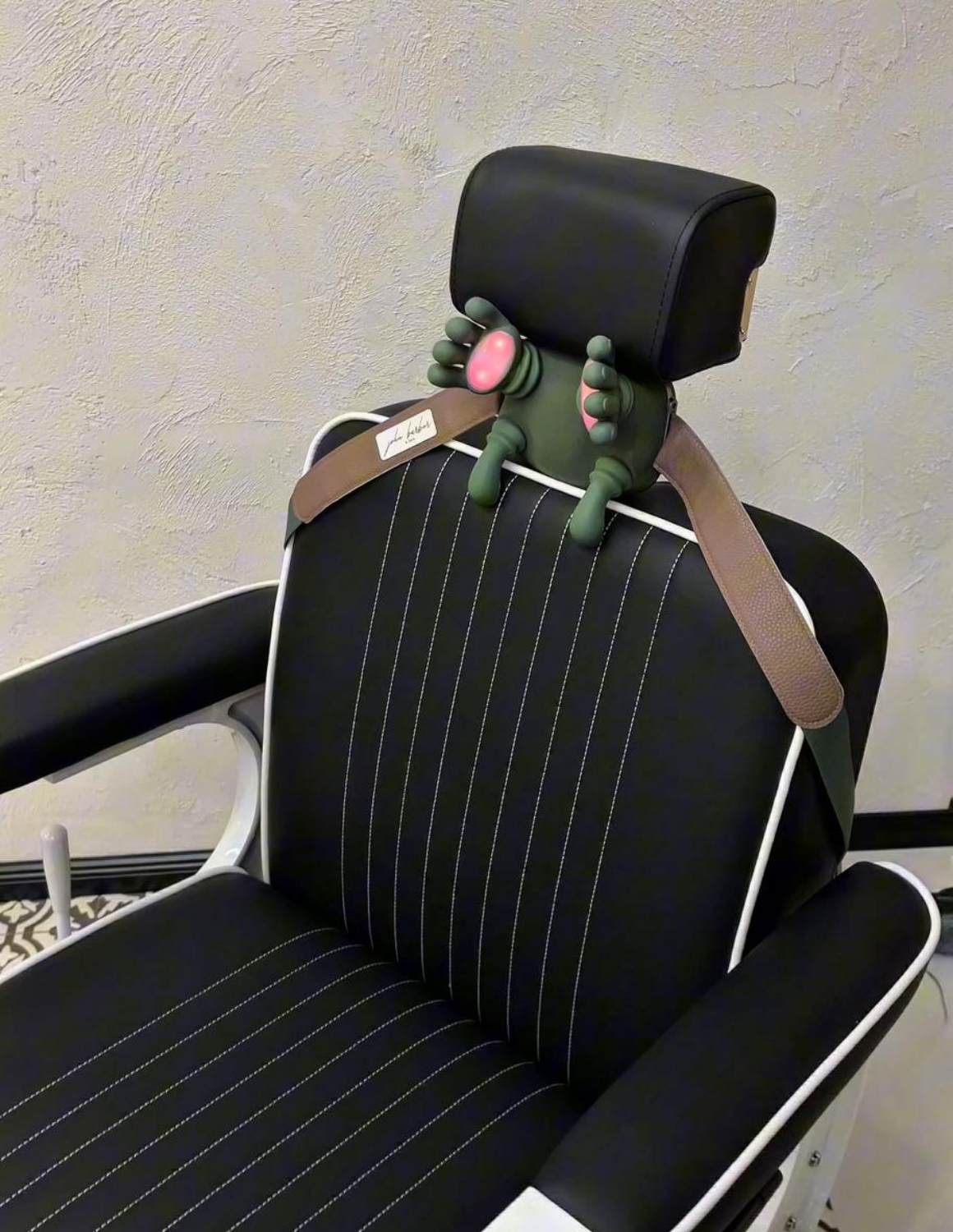 Johnbarbersons Tiny Hands rechargeable massage device