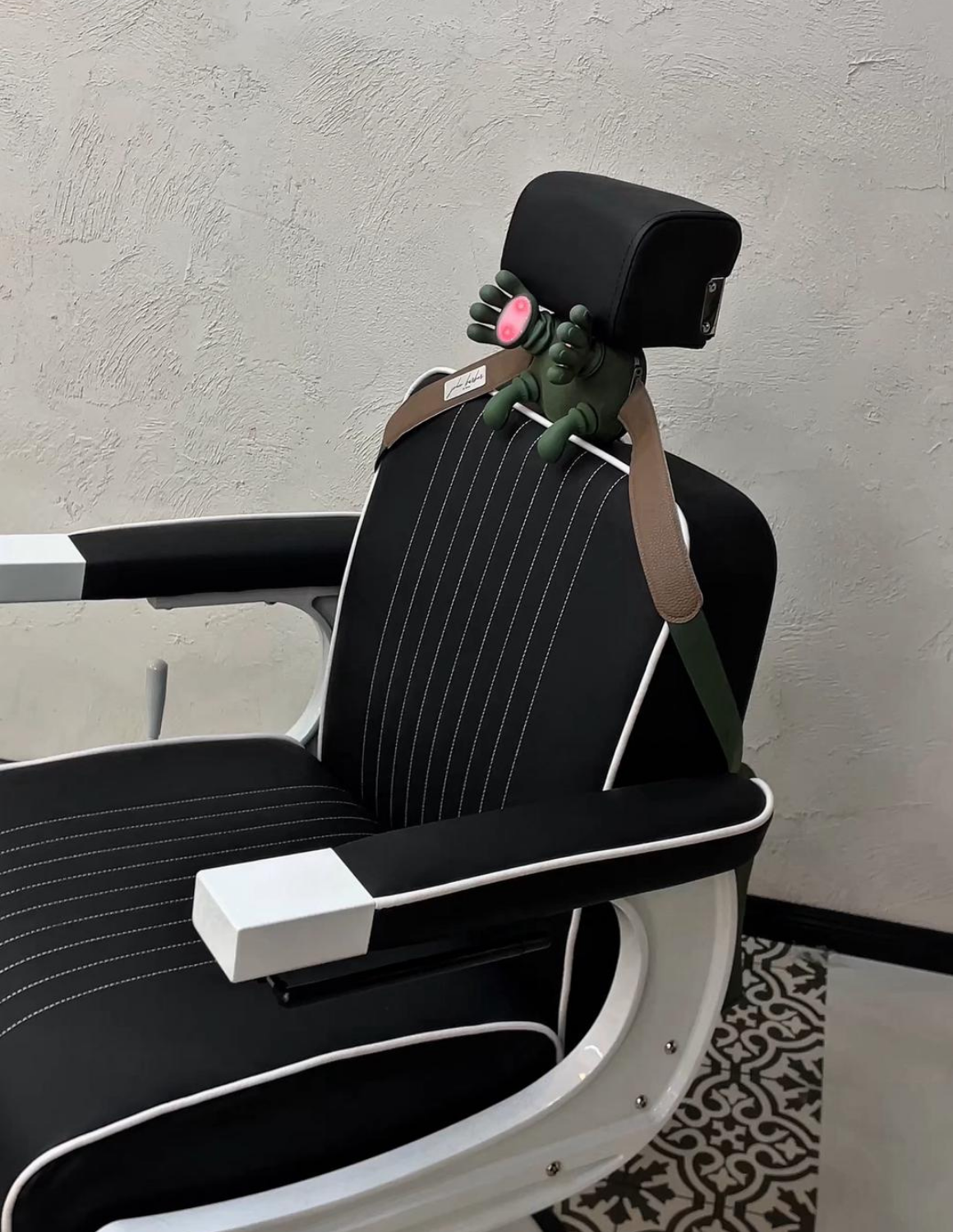 Johnbarbersons Tiny Hands rechargeable massage device