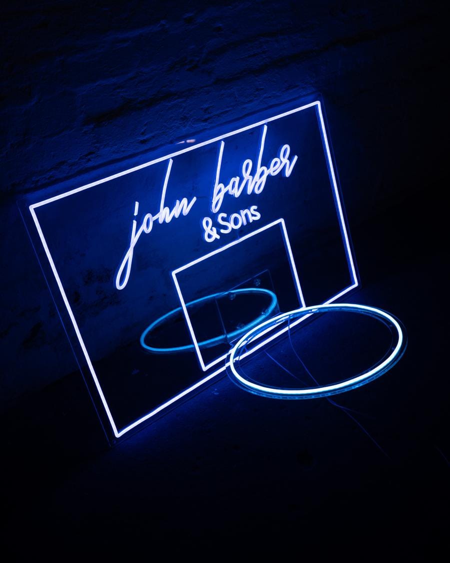 Sinal iluminado em néon "Hoop" com seu logotipo
