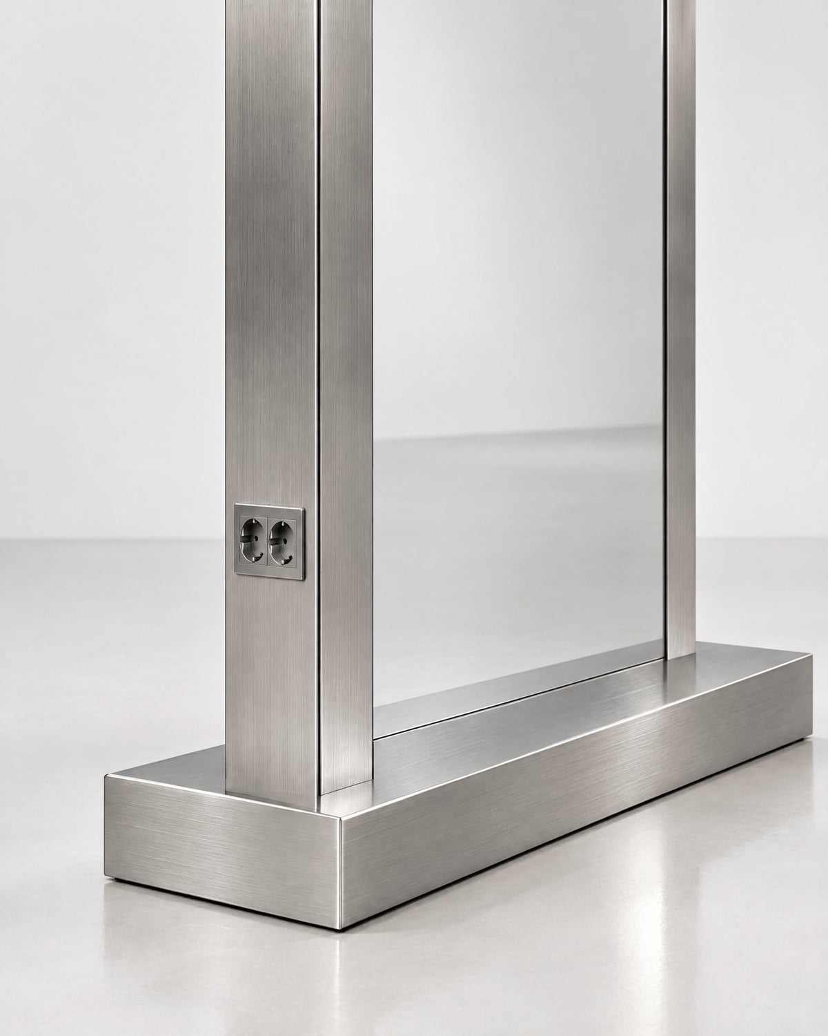 JBS Podium – Detail der Edelstahlbasis und Steckdosen am seitlichen Spiegelrahmen