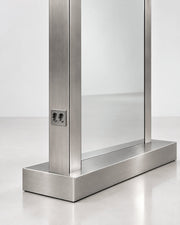 JBS Podium – Detail der Edelstahlbasis und Steckdosen am seitlichen Spiegelrahmen