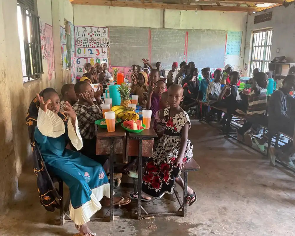 Kinder in Afrika in einer Schule am Essen