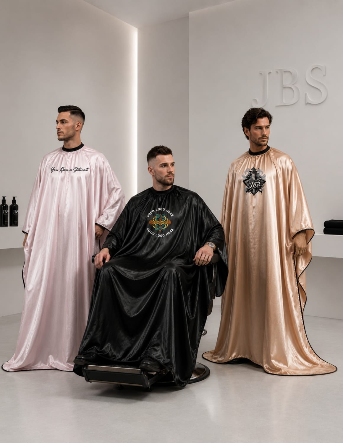 Premium satinbarberkappa med kimono-armöppningar och sidenlook – Broderad med din logotyp | Frisörkappa & satinkappa