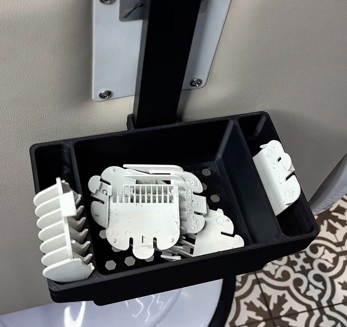 JBS Guard Caddy – Clipper Maschinen Aufsatz-Organizer für den Barberstuhl